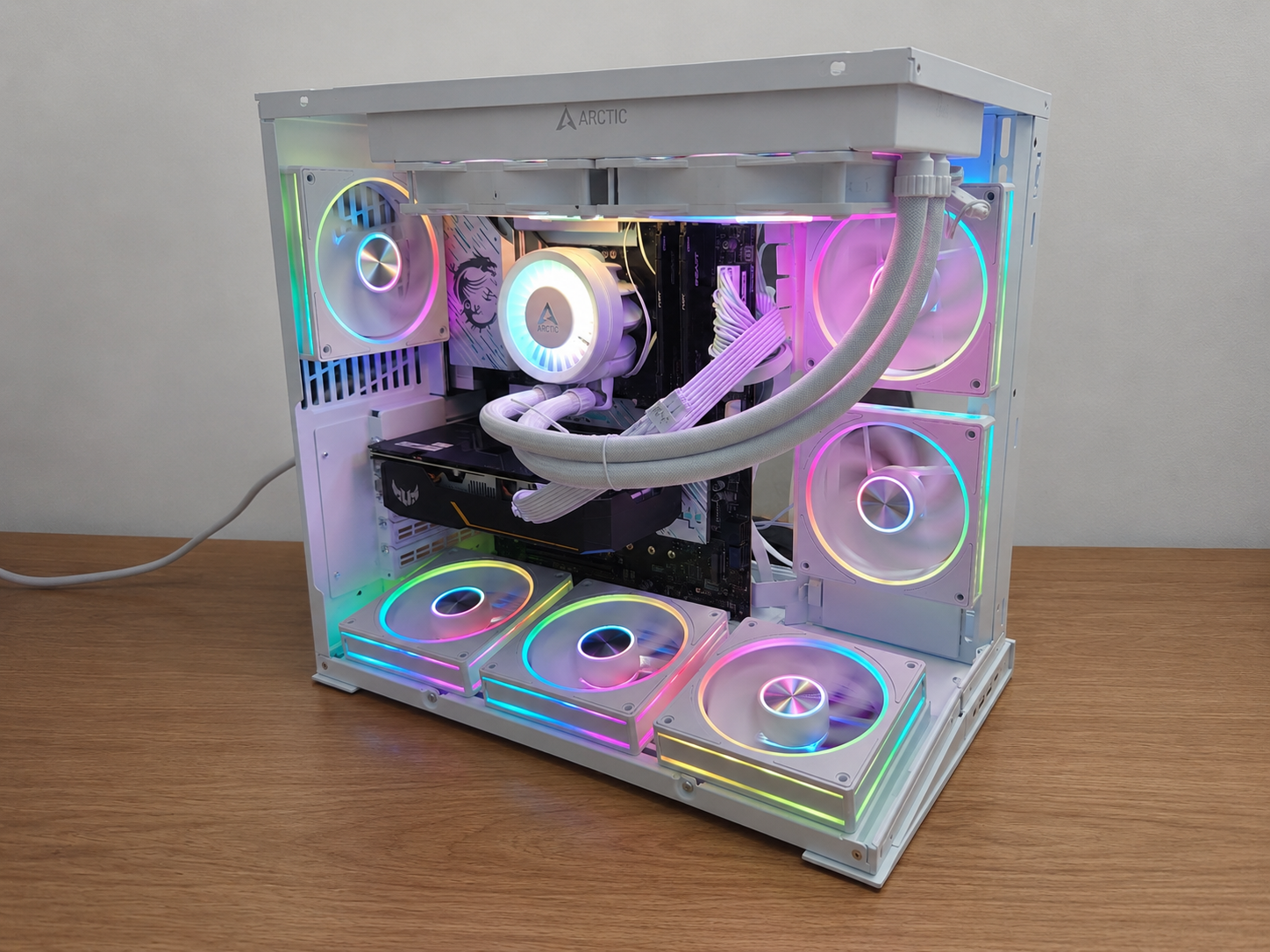 Biały zestaw PC w obudowie typu akwarium
